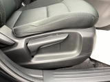 運転席にはドライバーの体型や好みに応じて前後方向だけでなく、高さの調整ができるシートリフターを装備!