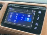 FM・AMラジオやUSB、iPod、Bluetoothなど、音源を選べるメニューが画面に並びます。表示が整理されていて選択しやすく、移動中の音楽やラジオを楽しむ際に便利です。