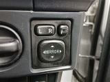 格納式リモコンドアミラースイッチ。狭い駐車場などの利用の際、運転席でドアミラーを格納でき便利です