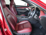 厚手のフロントシートです。少し硬めでサポート性や座り心地も良好です。また、CX-5は、ドライバーとハンドル・ペダル類が正対するようにドライバーシートが配置されています。正しい操作には重要です★☆★☆