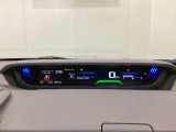 中央にデジタル表示のスピードメーターを配したハイブリット専用メーターになっています。左側のインフォメーション画面で燃費などの情報を確認できます。