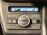 快適装備のオートエアコン♪ 温度設定をすれば、自動で車内の温度管理をしてくれる優れ物です☆彡