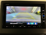 リバースギアに入れるだけで後方の表示へ切り替わります。夜間や雨の日の駐車も楽になりますよ。