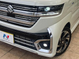 【LEDヘッドライト】悪天候や夜間走行時も良好な視界を確保し安心して運転できる高輝度LEDヘッドライトを装備!点灯速度が早く、消費電力も抑えられています。