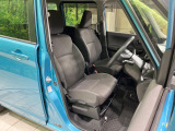 運転席まわりには十分なスペースがあり、大柄な方でもゆったり運転していただける環境です。