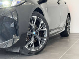 BMW純正アロイホイールはモデルやパッケージに合わせてデザインされています。洗練されたデザインで、足元の個性を引き立てます。