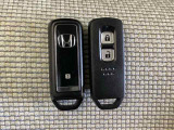 スマートキーを装備しています。鍵を差し込むことなくドアロックの開け閉めと、スタートボタン操作でのエンジンスタートができます。スペアキーも同じものを用意しております。