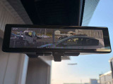 インテリジェントルームミラー搭載で、車の後方に設置されたカメラ映像を映し出してシートバックやヘッドレスト、同乗者に視界が遮られることがなく視認性が非常に良いです