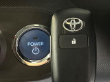 【スマートキー】カバンやポケットに入れたままでもドアの施錠・解錠が可能なスマートキーを装備。エンジンのオン・オフ時もカギを取り出す必要が無いからとっても便利です♪