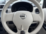 握りやすい形状で、運転席からメーター類を確認しながら扱いやすいステアリングです。中央にはエアバッグの表示があり、毎日の運転を支える装備として備わっています。