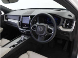 インストルメントパネルは僅かに運転席側へと傾けられているほか、余計なスイッチ類を可能な限り排し、運転に集中しやすい環境を造り出しています。