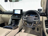 運転席まわりです。 各操作スイッチは使いやすい位置に配置されてます。