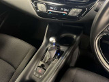 左右独立オートエアコンで車内はいつでも快適!シフトレバーはショートストロークで小気味良く操作出来ます!