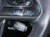 クルーズコントロール機能が付いています。 速度を設定するとアクセルを踏まなくても一定の速度で走ることができます。  高速道路ではとても便利な装置なんです。