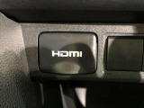 スマホ等と【HDMIケーブル】で接続してナビにスマホの画像を(ミラーリング)表示できます。「YouTube」の動画やゲーム等を楽しむことができます。スマホの機種によりアプリが必要な事があります。
