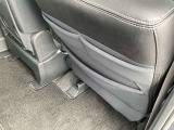 運転席シートの背面に、マガジンポケットを装備しています。