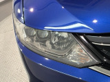 LEDヘッドライトは、点灯の瞬間から最大光量を発揮し、突然暗くなるトンネルなどでの安定感を高めます。