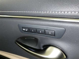 シートメモリー機能装備付きです。シートの位置をそれぞれ記憶しておく事ができるので、ご家族や、複数の方で車を乗られるオーナー様には、便利な機能です。