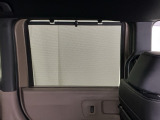 ロールサンシェイドは、太陽光を防ぐので冷房の効きを良くする効果もあるんです。エアコンを控えめにすれば燃費向上も期待できます