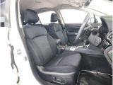 運転席シートは、座り心地を追求した座面構造を採用しています。そのため、近場へのちょっとした移動からロングドライブまで、あらゆるシーンで快適なドライビングをお楽しみいただけます。