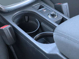 ●ドリンクを支える固定ホルダー付きです。運転中などもお飲み物がこぼれる心配はございません。