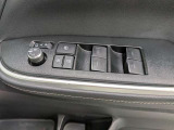 パワーウィンドウのスイッチですよ。運転席に居ながら窓を開け閉めのコントロールできます。