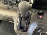 CVT車のセレクトレバーです。低速から高速まで、変速ショックのないスムーズな走りを実現するとともに、エンジン効率のよい領域を維持することで燃費にも貢献します。
