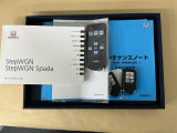 メンテナンスノート【点検整備記録簿・保証書】、取説も揃ってます。スマートキーはバッグなどにしまったままボタン操作でエンジン始動・停止やハイブリッドシステムの起動や停止ができて大変便利です