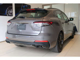 Grigio Maratea、21インチアンテオホイール、レッドブレーキキャリパー、パノラマサンルーフ、ソフトクルーズドア、イージーエントリーシート