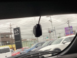 リア側ドライブレコーダー。運転中の映像・音声などを記録して、交通事故やトラブルが起きた時の正確な状況把握に役立つドライブレコーダーが装着されています。