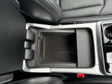 運転席と助手席の間のひじかけは開閉できます。便利な収納としてご利用いただけます。
