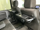 前席背面には格納式のテーブルも装備。食事やスマホ・タブレットでの動画視聴など様々な用途で活躍します。サイドにはちょっとした荷物がかけれる便利なコンビニフック付きです。