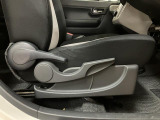 運転席には、座面部の高さが調整できるシートリフターが装備してます。どなたでも、自分好みのシートポジションで快適に運転できますよ♪
