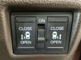 【両側パワースライドドア】両側がパワースライドドアになっており、運転席のスイッチやスマートキーでも開閉が可能です!開口部も広いので乗り降りも楽々♪