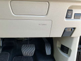 運転席の膝前には、SRSニーエアバックを装備しています。