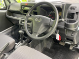 運転席まわりは視線を前方へ向けやすい配置で、計器類やスイッチも手元にまとまっています。シートは落ち着いた色合いで、足元にはマットを備えた実用的な空間。乗り降りの際も扱いやすそうです。