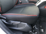 運転席シ-ト座面は上下アジャスタ-付です。お好みの位置に調整可能です。