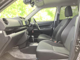 前席は視界が広く、周囲を見渡しやすい運転席まわりです。シートは身体を預けやすい形状で、助手席側にもゆとりを感じられます。足元もすっきりまとまった空間です。