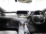 上質で落ち着いた印象のインパネ。視界も広々で運転しやすいです。
