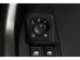 狭い場所も苦になりません。電動格納ドアミラー装備。電動格納ドアミラードアミラー調整スイッチ