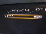 【エマージェンシーブレーキ】前方の車両や歩行者と衝突のおそれがあるとき、警報とブレーキにより、運転者の衝突回避操作を支援します。