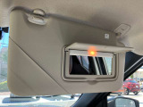 サンバイザーに鏡がついていますので、車から降りる前に身だしなみチェックが出来ます。