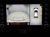 パノラミックビューモニターを装備。駐車場や交差点でクルマを真上から見るように周囲を確認できます。機能の詳細は販売店スタッフまでおたずねください。