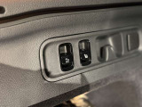 トランク内のスイッチ操作だけで後部座席をワンタッチで倒せる機能。重い荷物を持ったままでも操作でき、長尺物や大きな荷物の積み込みがスムーズに行えます。