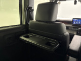 運転席と助手席の後ろにはシートバックテーブル付きです!