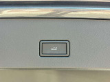 電動バックドアを装備。両手がふさがっていても、バンパー下に足を入れるだけでオープンできます