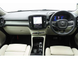北欧家具同様にエレガントで落ち着きのある空間にデザインされたインテリアは車内を特別な空間に演出