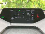 速度やシフト位置、時刻などの情報がひと目で確認できる表示部です。走行に必要な情報をまとめて見やすく配置し、運転中の状況把握をサポートする装備です。
