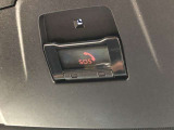 SOSボタンです。自動車の運転中、事故や急病時などの緊急事態が発生したときに、ヘルプネットを通じて外部に救助を手配するためのボタンです。