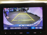 バックギアに入れますとご覧のような画像に自動的に切り替わります。車庫入れ時に役立ちます。
